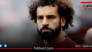 مصير محمد صلاح في ليفربول يتحدد، وفقًا للصحفي جيمس بيرس. أكد بيرس في حديثه لبرنامج "في المرمى" على قناة "العربية" أن ليفربول ليس لديه نية لبيع اللاعب المصري محمد صلاح هذا الموسم، وأكدت هذا الرأي أيضًا يورغن كلوب، مدرب الفريق. ووصف صلاح بأنه أسطورة ونجم ساطع في ليفربول، ولكنه قد ينتقل فقط إذا كان النادي مستعدًا لبيعه بعرض جيد. وأشار إلى أنه إذا لم يتم بيع صلاح للاتحاد السعودي هذا الأسبوع، فمن المرجح أنه سيبقى في ليفربول، خاصةً في ظل صعوبة تعويضه في هذا التوقيت من سوق الانتقالات. وعلى الرغم من ذلك، أشار بيرس إلى أنه لا يمكن استبعاد المفاجآت في كرة القدم، حيث شهد الدوري السعودي انتقالات غير متوقعة في الماضي، وقد يحدث انتقال صلاح إلى السعودية في فترة الانتقالات الشتوية أو الصيف المقبل.